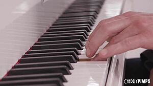 एंडी रोज़ेज़ एलेक्स लीजेंड के साथ आकर्षक पियानो लेसन।